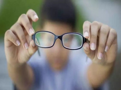 防治近视刻不容缓，重点小学视力低于 5.0 不能评三好学生