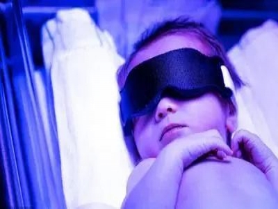 1982年美国博士莎伦·麦克唐纳研究证实：蓝光有效减轻关节炎疼痛